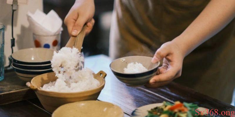 mơ thấy ăn cơm Một số yếu tố ảnh hưởng đến giấc mơ về cơm